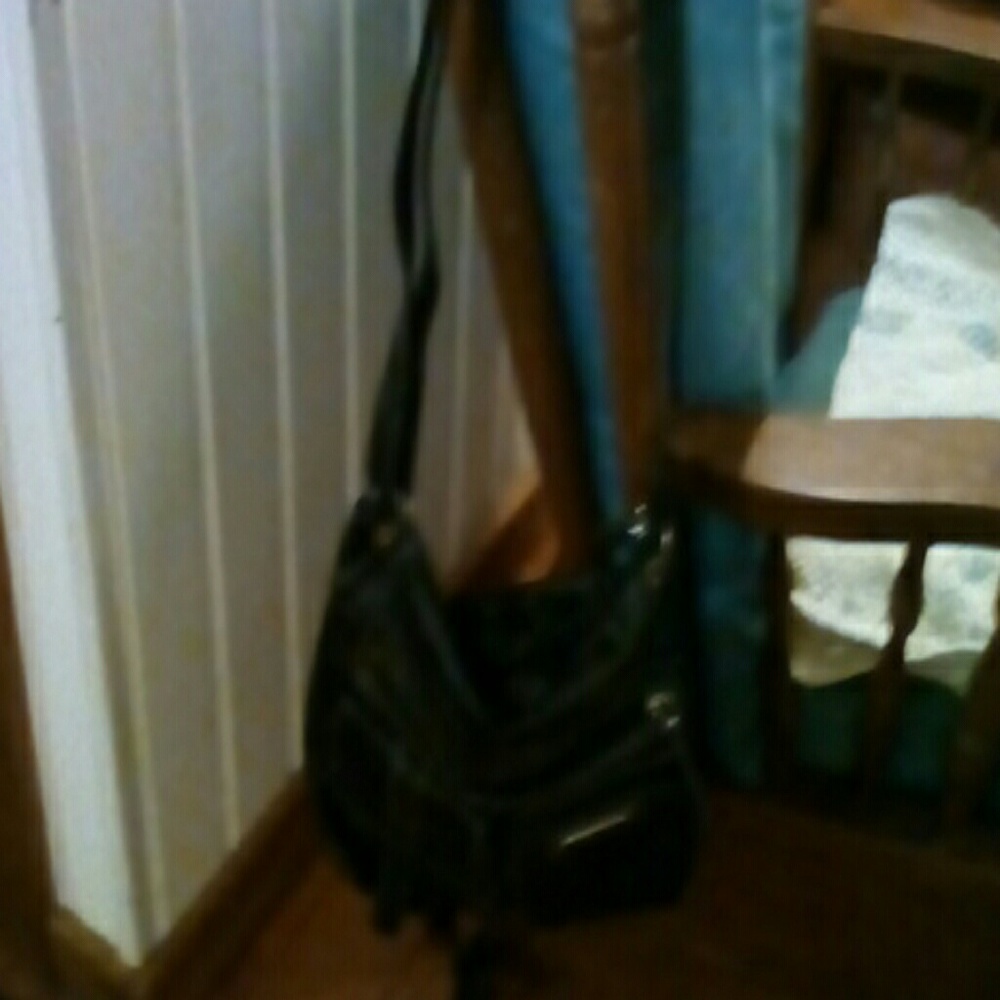 Black purse no holes or wesr